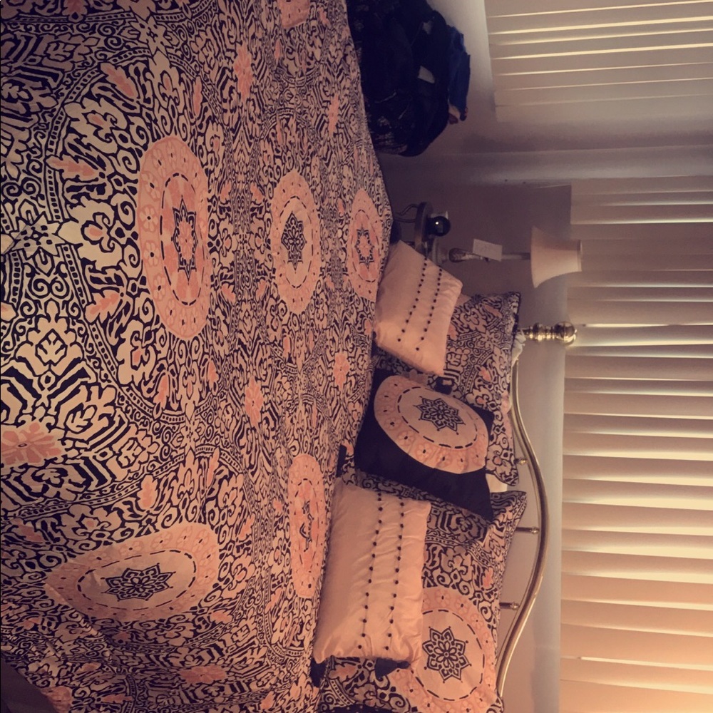 QUEEN/ FULL COMFORTER